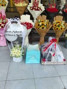 Umrah Mubarak Floral & Gift Combo
