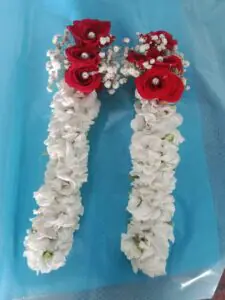 Red & White Floral Gajra Set